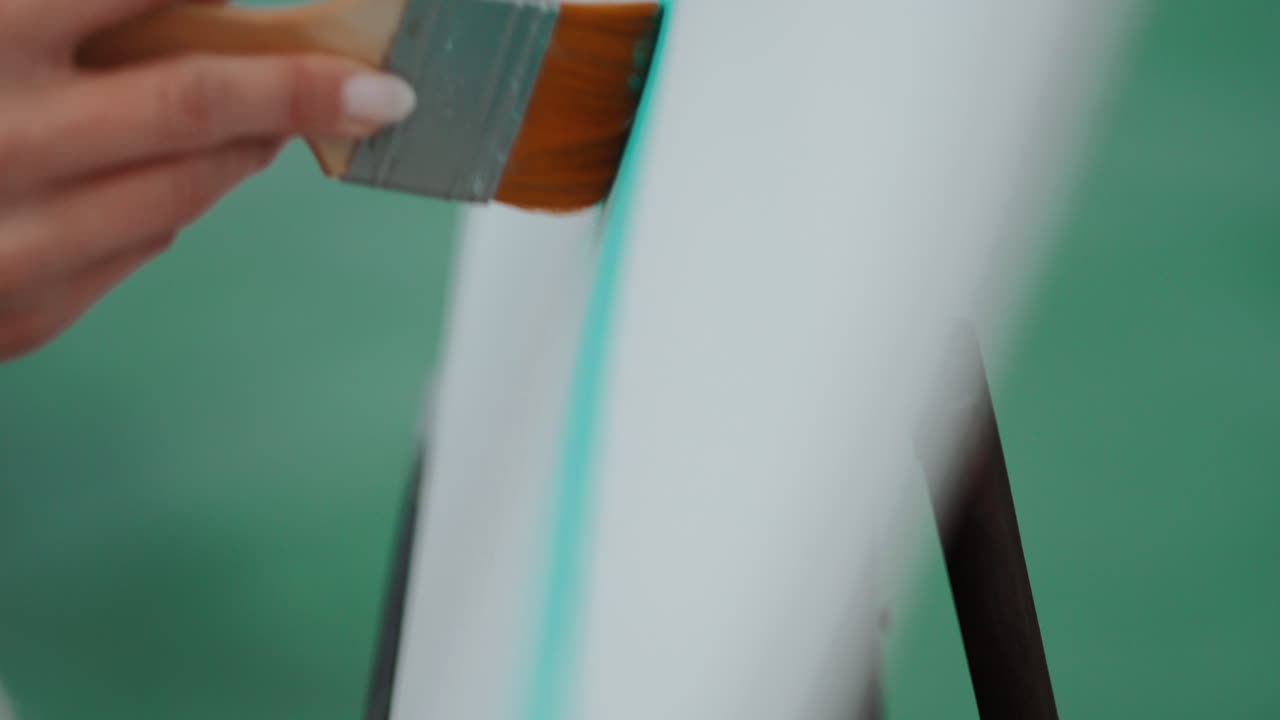 pintura de un artista en lienzo