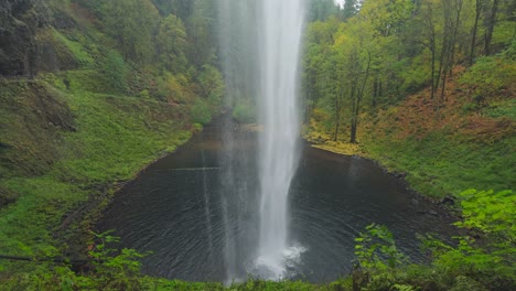 Detrás-De-La-Cascada-South-Falls-Con-Una-Cortina-De-Agua-Cayendo-A-La-Piscina