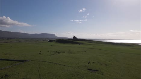 Classiebawn-Castle-Auf-Wunderschöner-Sommerlandschaft-In-Irland---Luftaufnahme