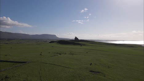 classiebawn castillo en el hermoso campo de verano en irlanda - aérea