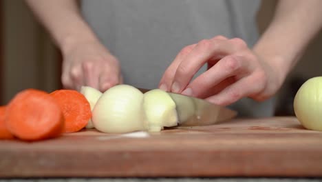 Person-Benutzt-Messer-In-Der-Küche,-Um-Weiße-Zwiebeln-Zu-Schneiden