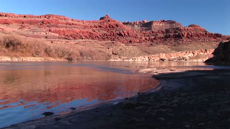 Mediumshot-Of-The-Colorado-Río-Meandering-Through-Canyonlands-National-Park