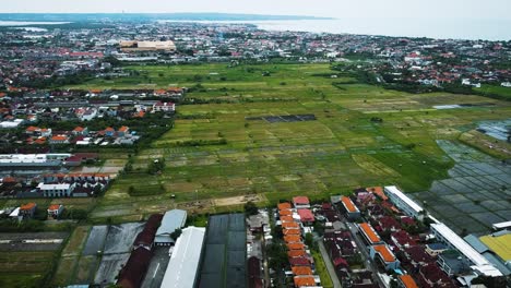 Maravilloso-Dron-De-La-Ciudad-De-Denpasar-Con-Casas-Y-Imágenes-De-Campos-De-Arroz-En-Bali