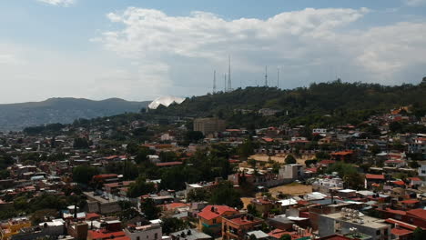 Einspielung-Der-Skyline-Von-Oaxaca-In-Mexiko-Mit-Bergen-Und-Farbenfrohen-Traditionellen-Mexikanischen-Häusern