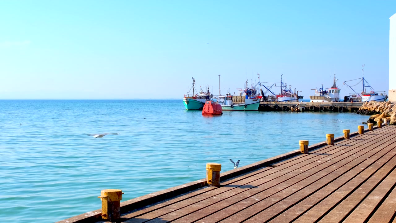 Kai am Hafen von St. Helena Bay Sandy Point mit Blick auf festgemachte Handelsschiffe