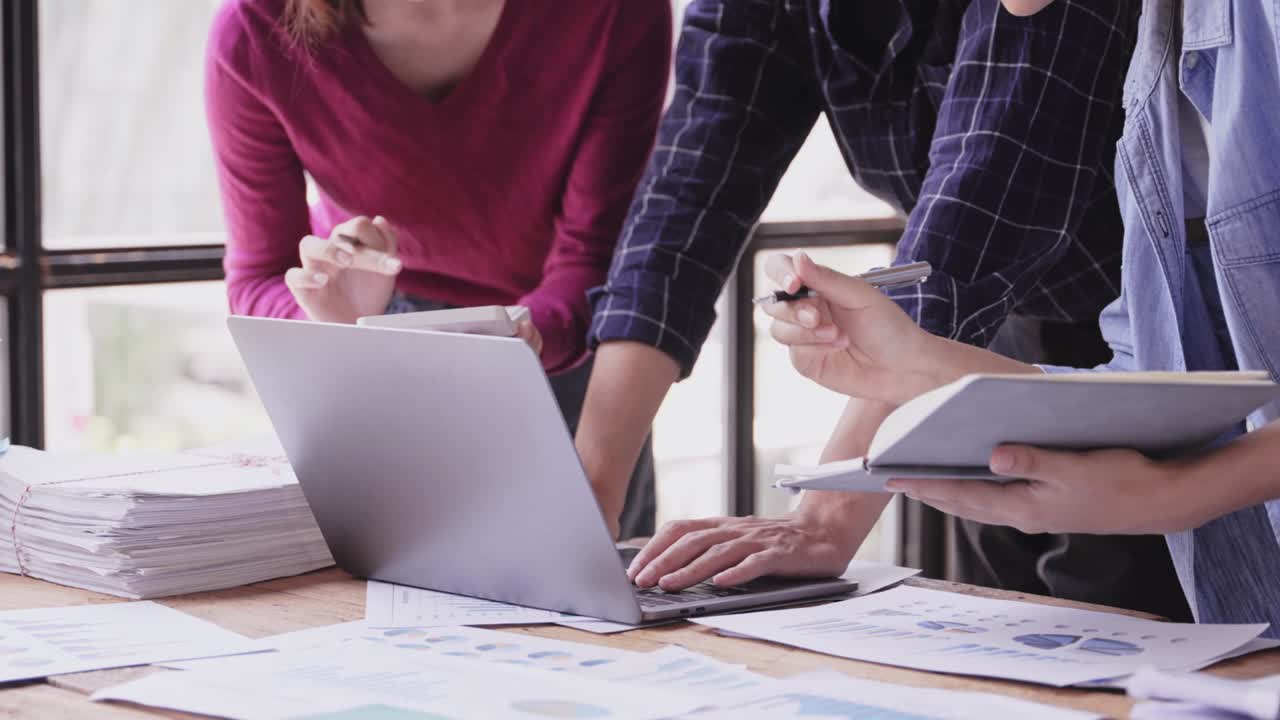 joven creativo tormenta de ideas de negocios reunión planificación de negocios idea de diseño
