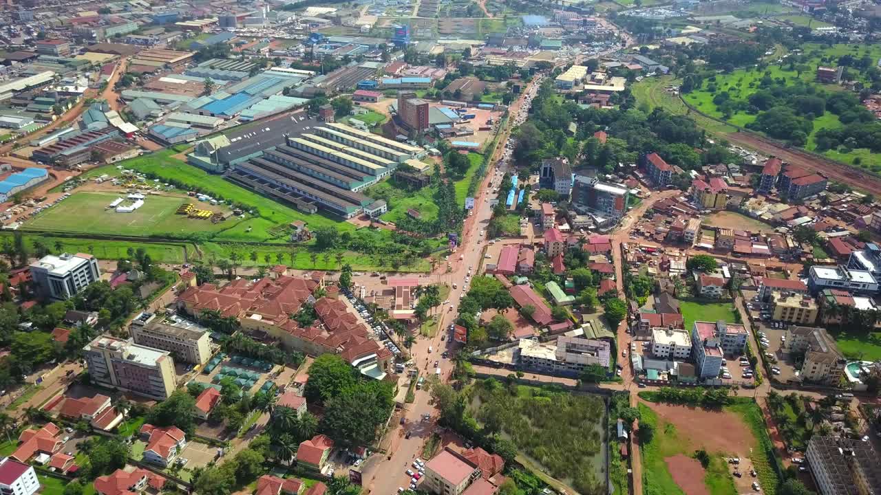 vista panorámica de un pueblo y edificios comerciales en la ciudad de bugolobi en kampala, uganda