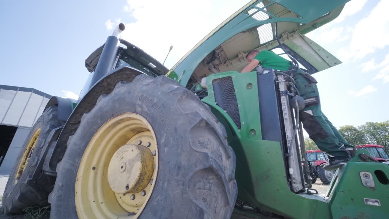 mecánico de agricultores que repara tractores. capó abierto de tractores, motor. reparación de tecnología agrícola