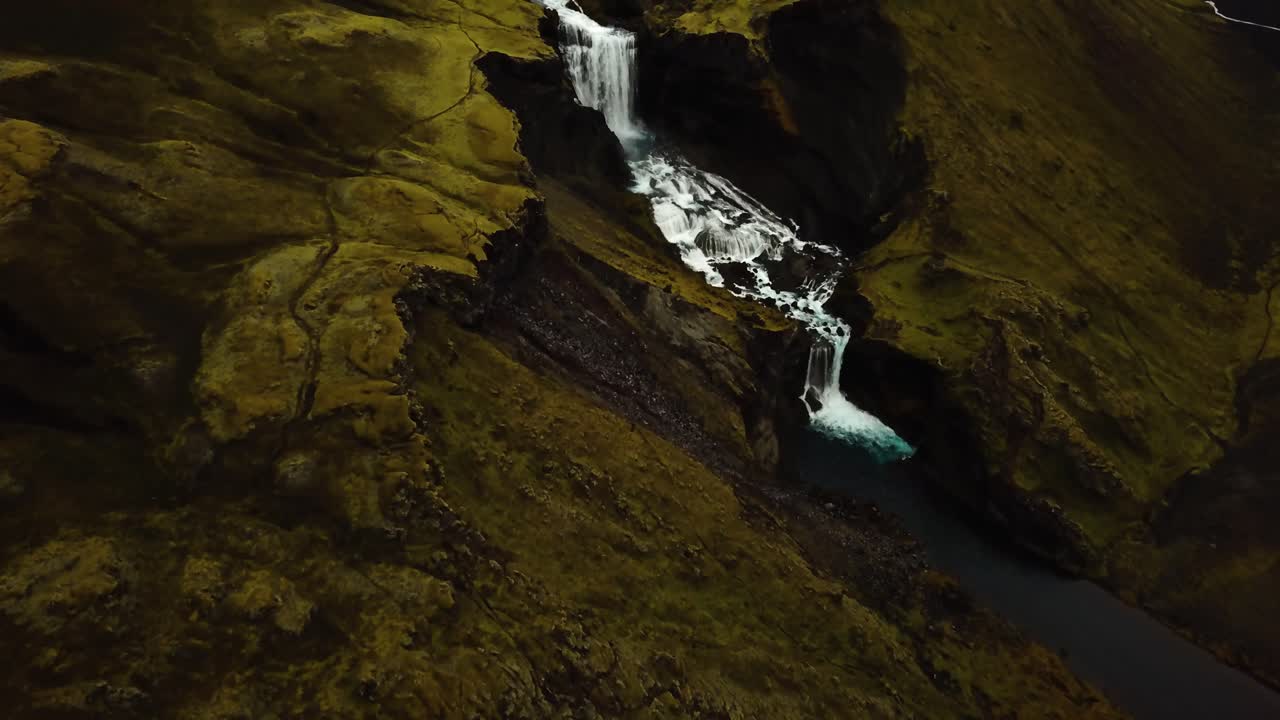 vista aérea de drones sobre el agua que fluye por la cascada ófærufoss, en las tierras altas de islandia
