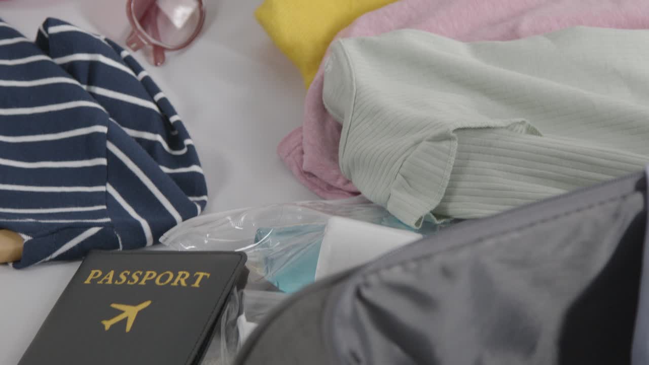 maleta abierta en el dormitorio en casa siendo empacada para las vacaciones de verano 2