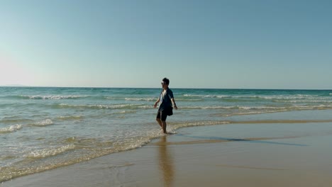 Mujer-Joven-Turista-Asiática-Caminando-En-La-Playa-En-La-Isla-De-Stradbroke,-Brisbane,-Australia