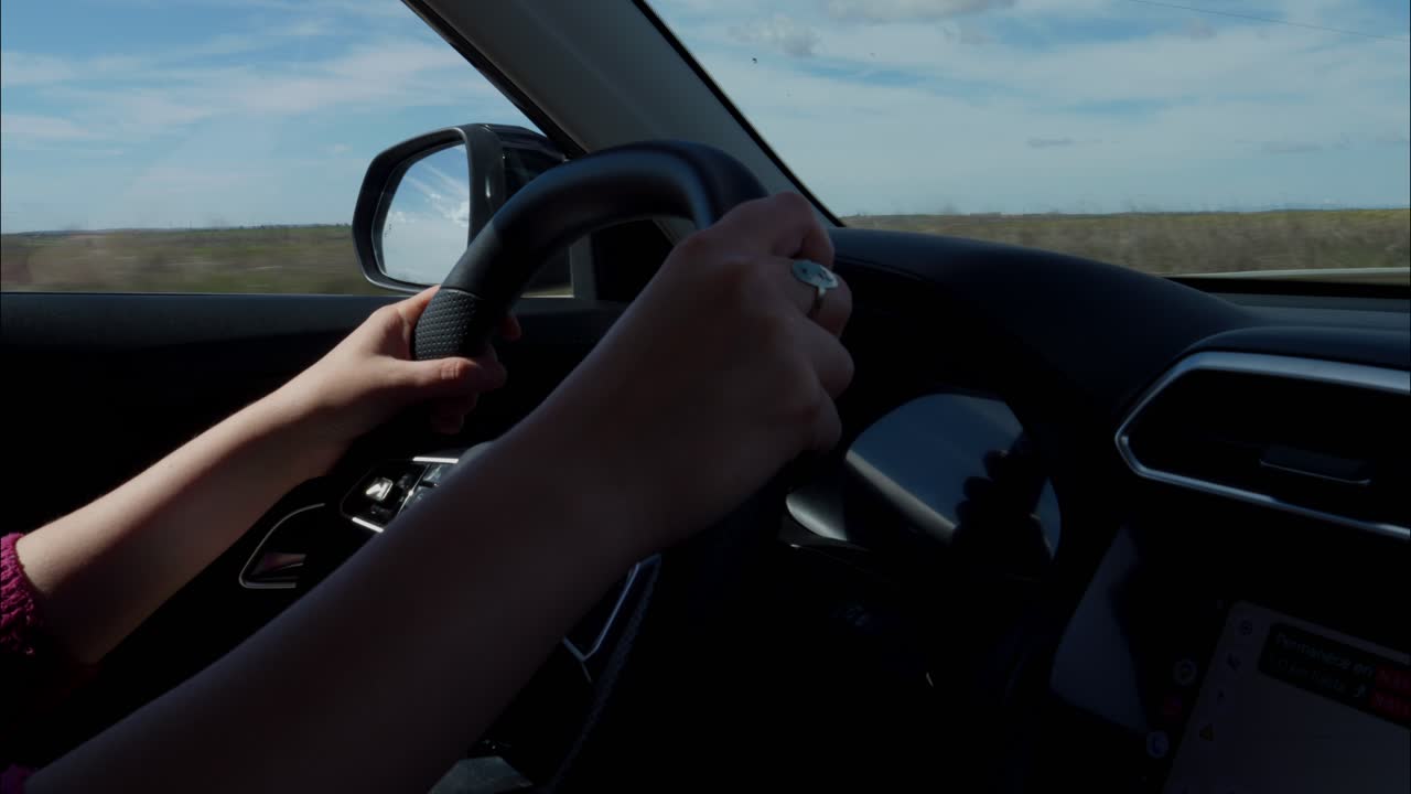 Mãos ao Volante Conduzindo Carro Pelo Campo