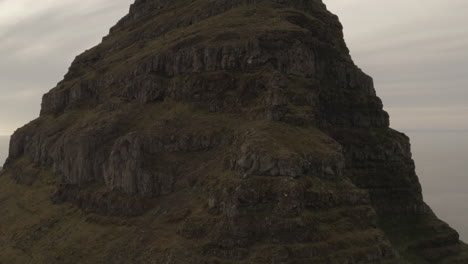 Zerklüftete-Landschaft-Des-Berges-Kirkjufell-An-Der-Nordküste-Der-Halbinsel-Snaefellsnes-In-Island