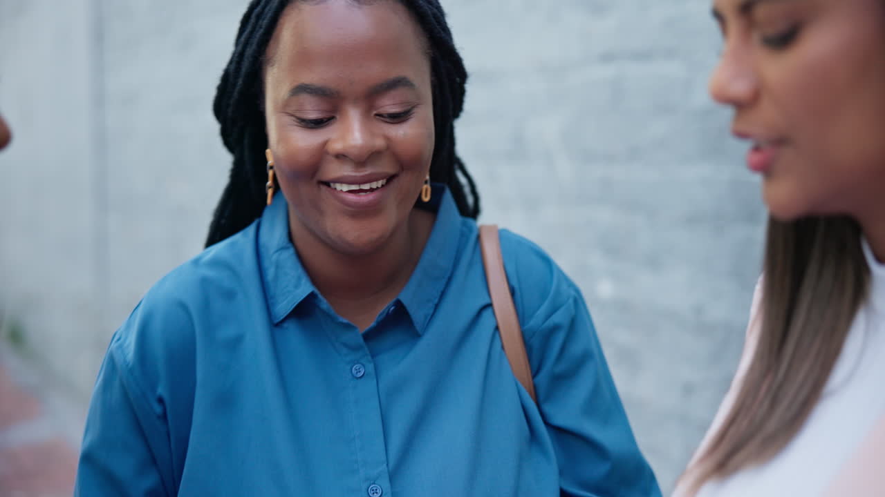 amigas, mujeres fuera del lugar de trabajo con teléfono