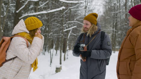 vista inferior de três amigos em roupas de inverno