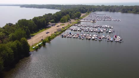 Toma-De-Drone-De-Un-Muelle-De-Verano-En-Un-Lago.