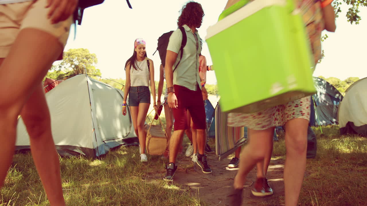 en formato 4k de alta calidad amigos emocionados que llegan al festival de música