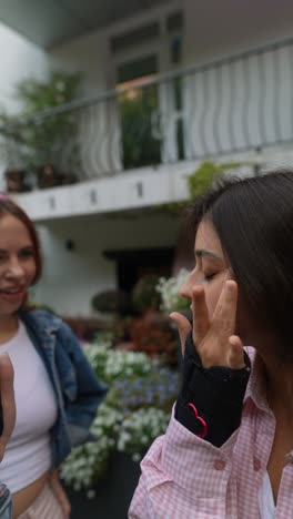 mujeres jóvenes al aire libre