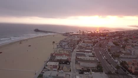 Un-Vuelo-Sobre-Una-Playa-Del-Sur-De-California-Al-Atardecer