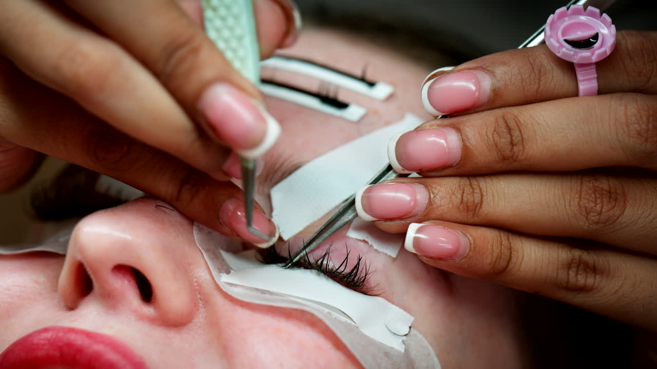 Schöne Frau, kosmetische Wimpernverlängerungsbehandlung, Schönheit und Gesundheit