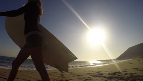 Ein-Surfer-Geht-über-Den-Sonnenaufgang-Oder-Sonnenuntergang