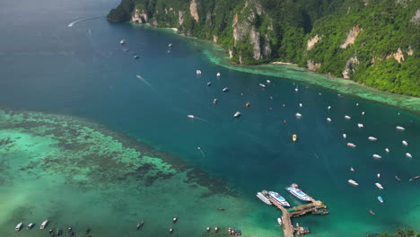 destino turístico muy concurrido koh phi phi puerto de ferry turístico, tailandia, hiperlapso aéreo