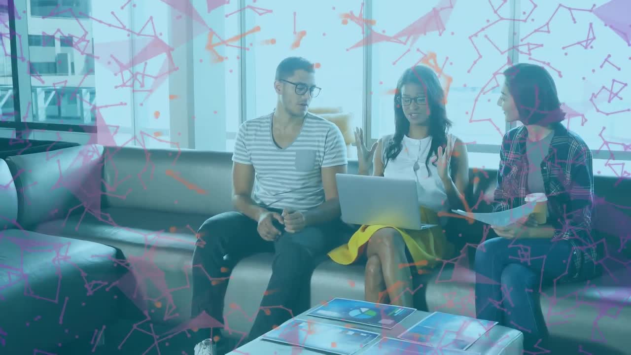 animación del procesamiento de datos sobre diversas personas de negocios en la oficina