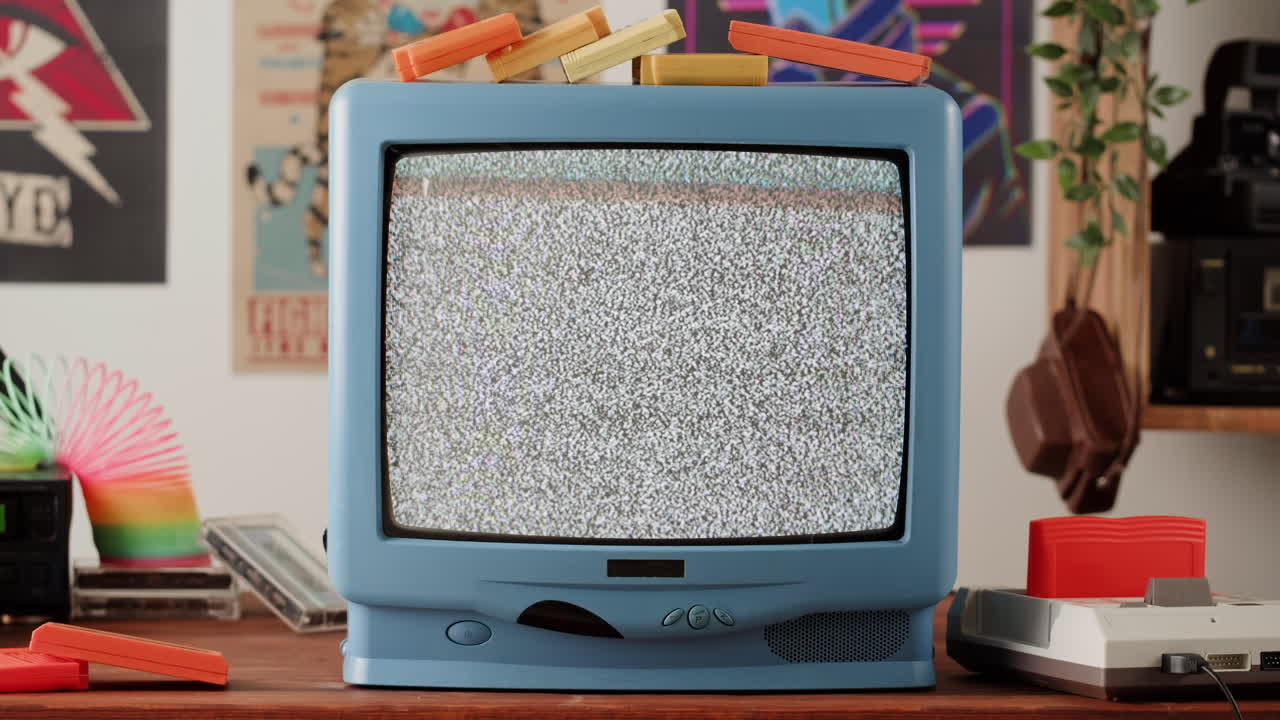 Statik Gürültülü ve Oyun Konsollu Vintage Retro TV