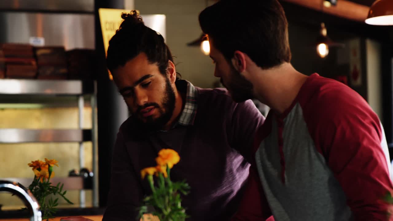 두 남자가 서로 상호 작용하고 있습니다.