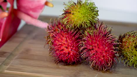 Rambután-Fruta-Exótica-Del-Sudeste-Asiático,-Tiro-De-Muñeca-De-Cerca,-Aislado