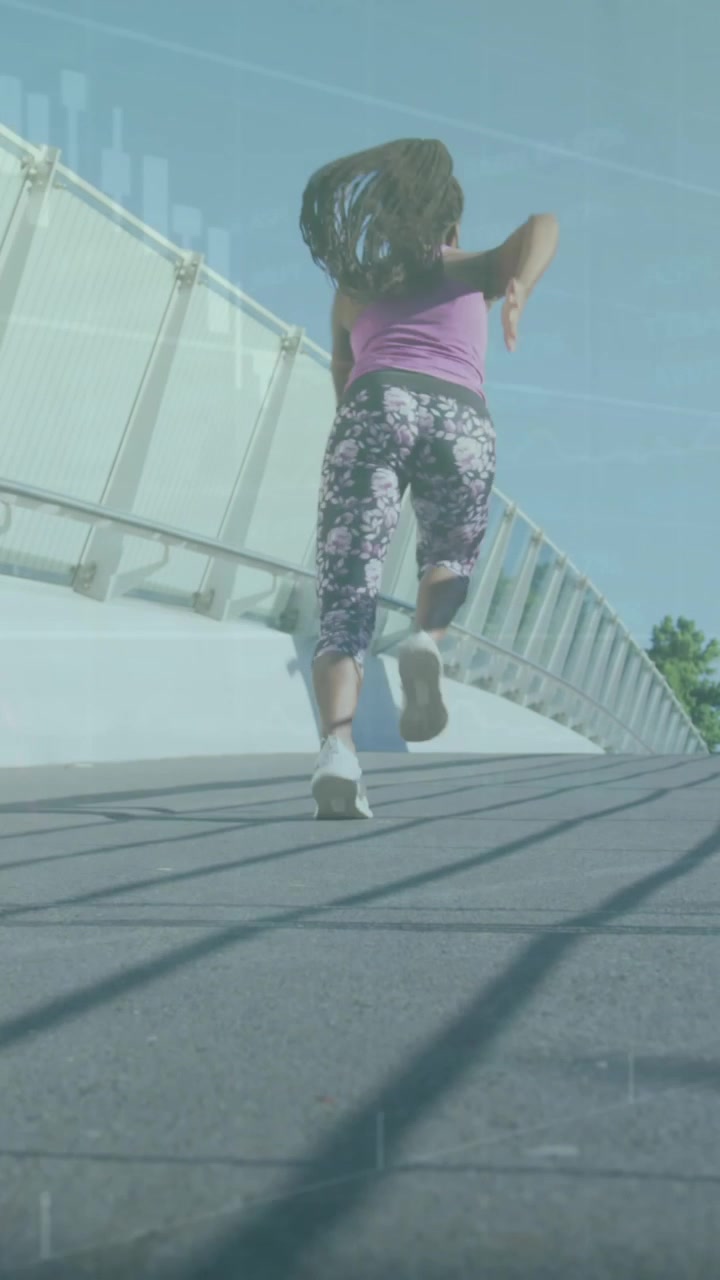 Animazione di grafici che si muovono su un'atleta afroamericana che corre su una passerella pedonale in città
