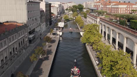 Majestic-water-canal-in-downtown-of-Aveiro-city,-aerial-static-drone-view
