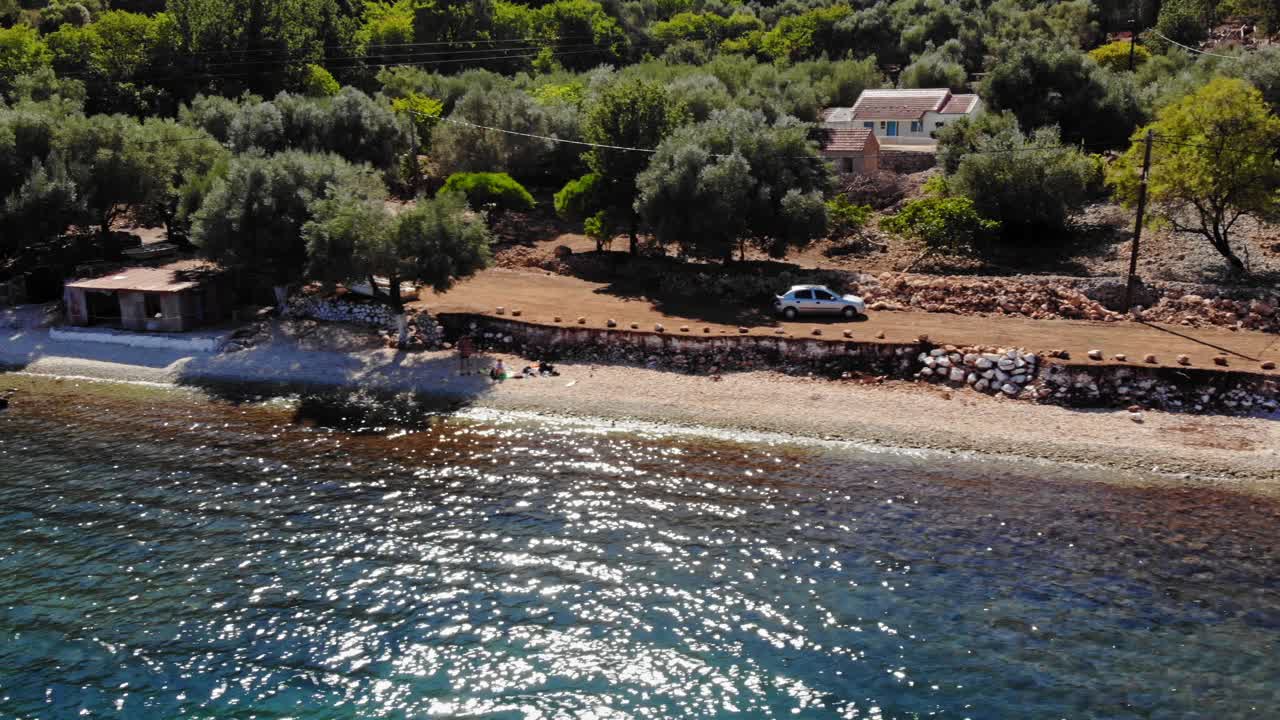 vista aérea del paisaje marino en un día soleado en la playa de agia sofia en grecia - disparo de drones