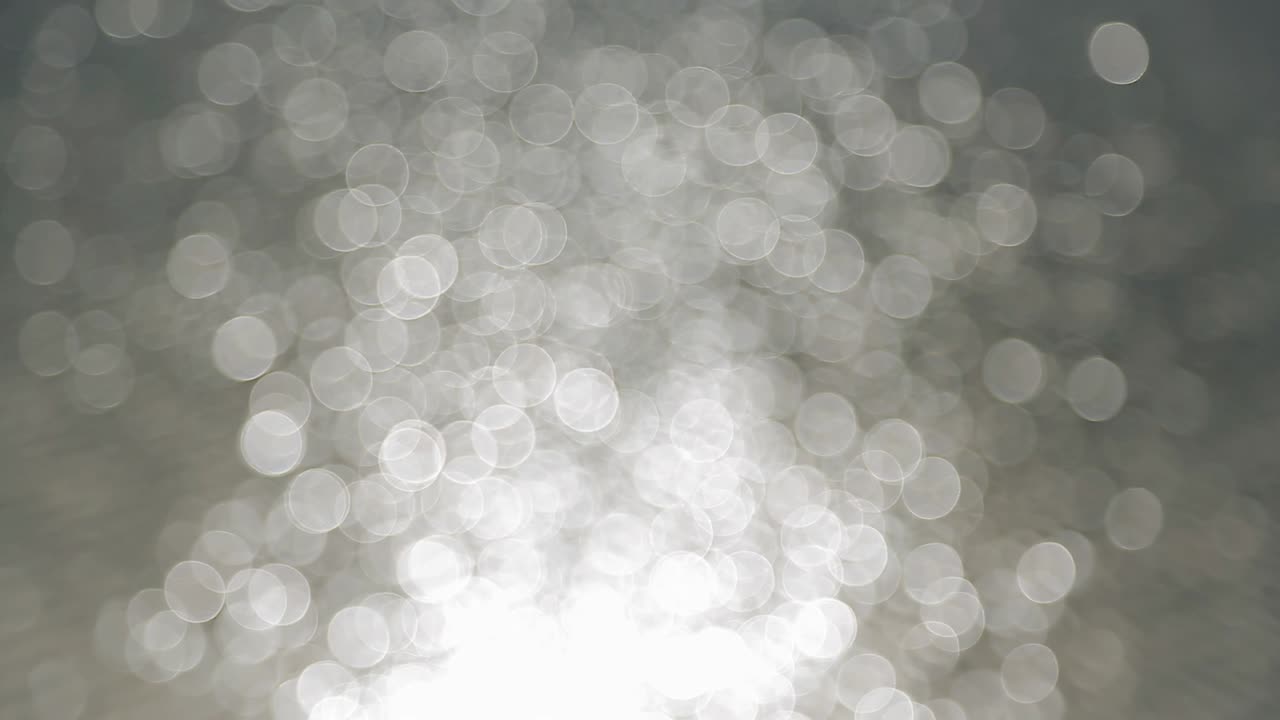 pequeñas olas son visibles en el agua de un viento débil. los rayos del sol se reflejan hermosamente desde el agua