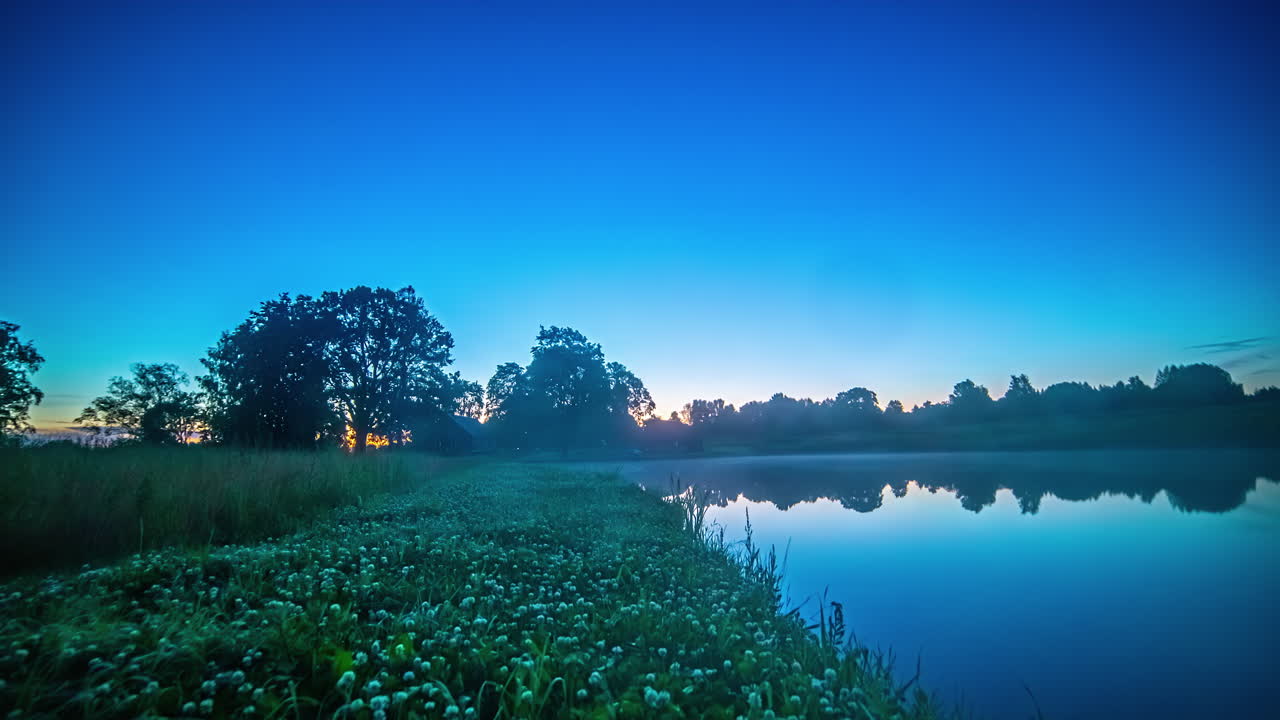 호수와 작은 농가의 장대한 시네마틱 24시간 하이퍼랩스
