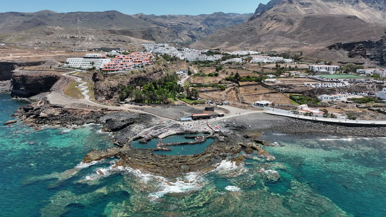maravillosa toma aérea en órbita sobre la costa del puerto de agaete en el que aprecian las piscinas naturales de la zona