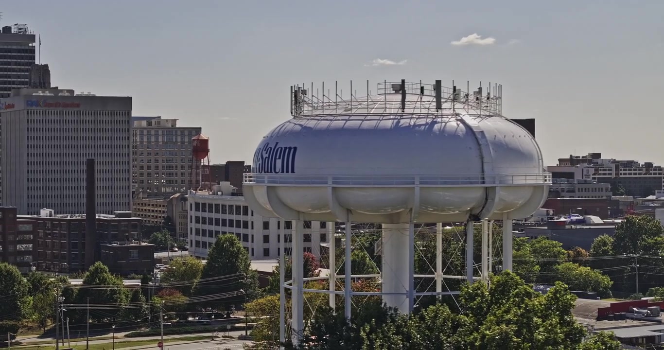 Winston-Salem Carolina Utara Udara v22 terbang rendah telefoto dari sisi Utara menuju menara pusat kota dan cakrawala kota - Difoto dengan Mavic 3 Pro Cine - 1 Oktober 2023