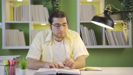 Fleißiger-Student-Studiert.