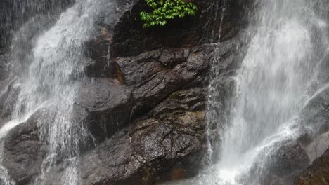 Vista-De-Escalada-Lenta-Siguiendo-Cascadas-Gemelas-Y-Piscina-De-Roca-Natural-Aislada