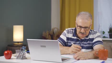trabajador de oficina en casa anciano tomando notas, anotando información.