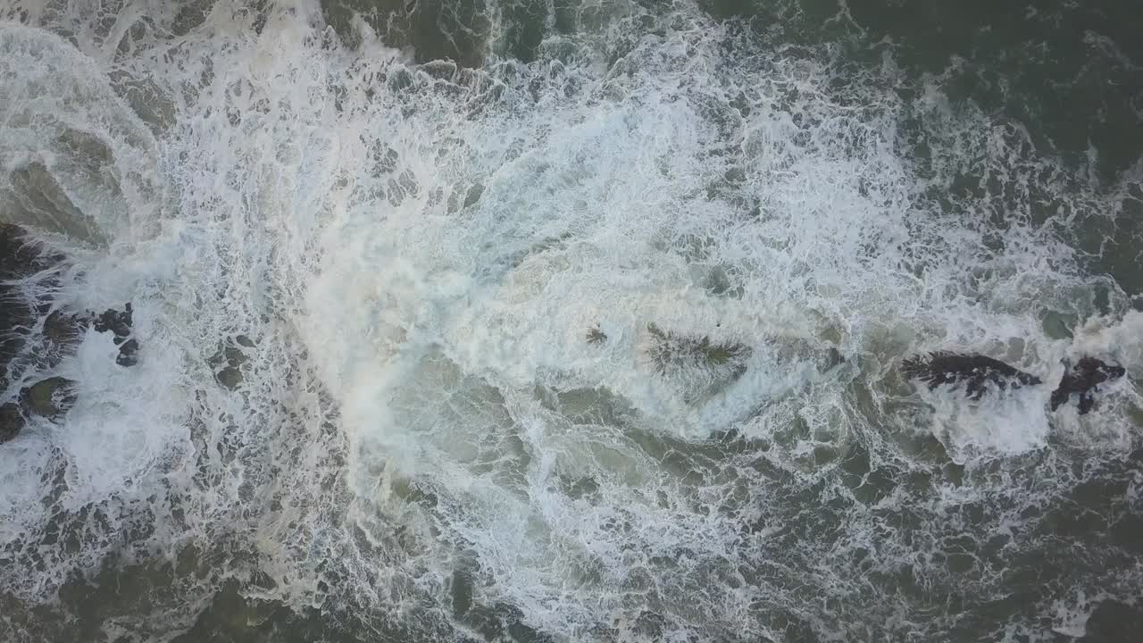 파도가 바위에 부히는 곳 - 대서양 연안의 상징적인 장소, 큰 파도에서 서핑의 메카 - 나자레 등대, 유럽에서 가장 큰 파도가 있는 곳, 나자레, 포르투갈