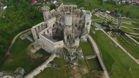 widok z lotu ptaka na średniowieczny zamek 4k