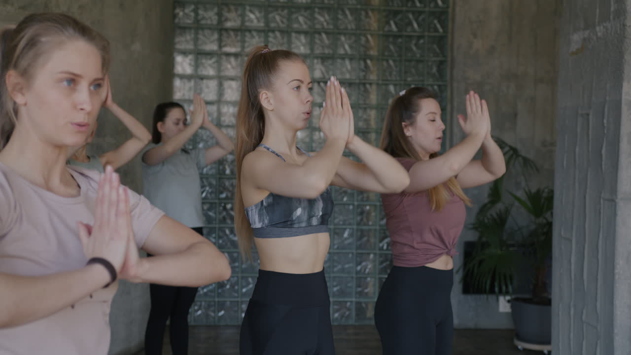 clase de yoga en grupo