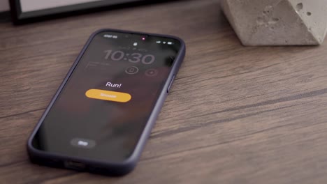 Auf-Dem-Mobiltelefon-Ertönt-Ein-Alarm,-Auf-Dem-Bildschirm-Ist-Das-Wort-„Lauf“-Zu-Lesen