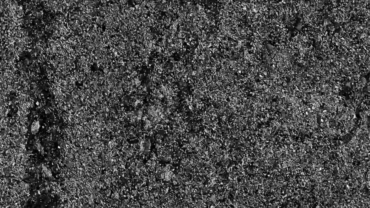 Primo piano della texture della superficie stradale in asfalto scuro