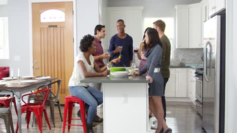 amigos socializando en una cocina, cintura hacia arriba, filmado en r3d