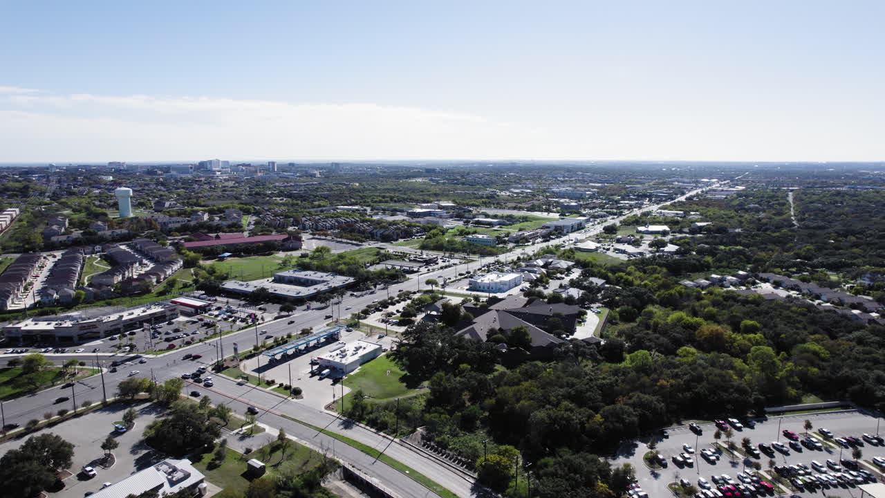 텍사스 주 샌안토니오에 있는 휴브너 로드 (hewner road) 에서 찍은 공중 촬영.