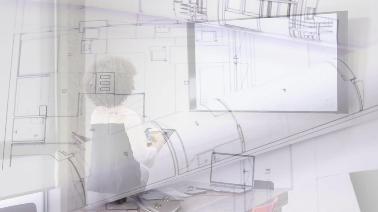 Donna che tocca il tablet e rivede i piani alla scrivania, con un rotolo di progetto animato che fluttua tra i display.