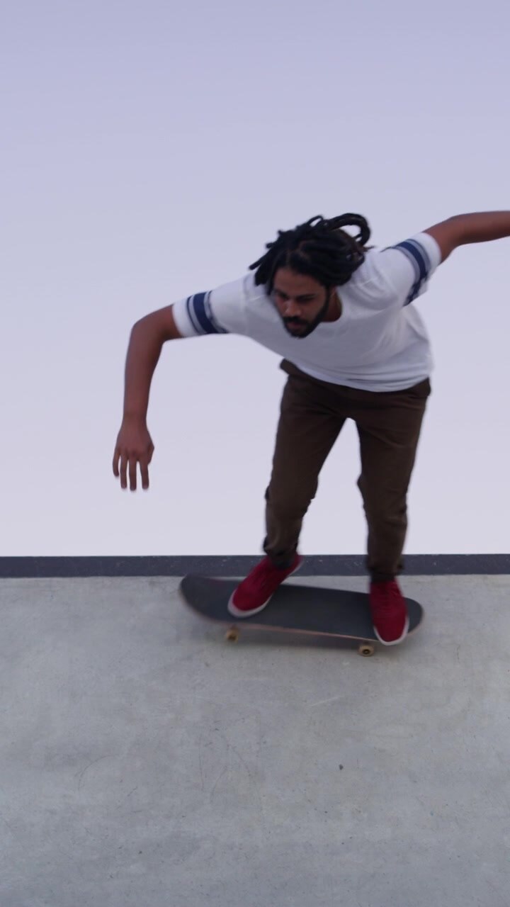 Skateboarder che esegue un trick su una rampa di cemento