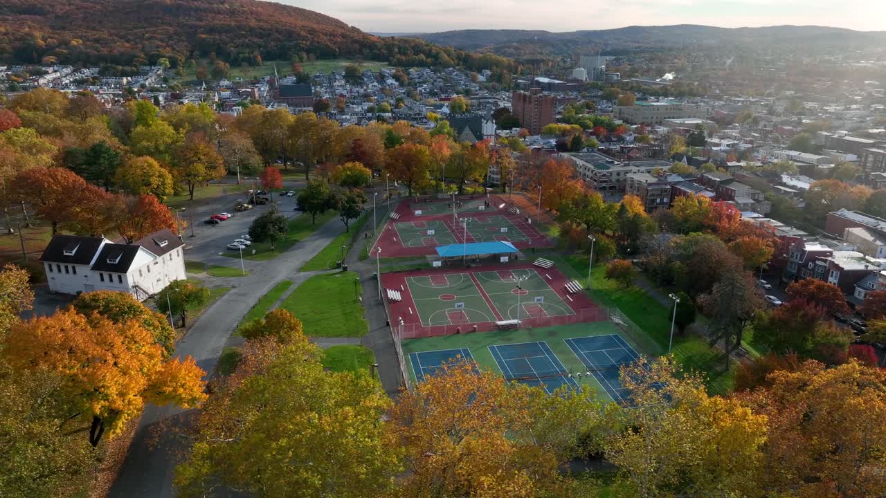 órbita aérea alrededor del parque con canchas de baloncesto en el centro de la ciudad estadounidense